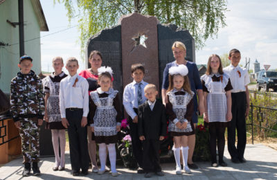 Дети села Усть-Инза на открытии памятника войнам-односельчанам